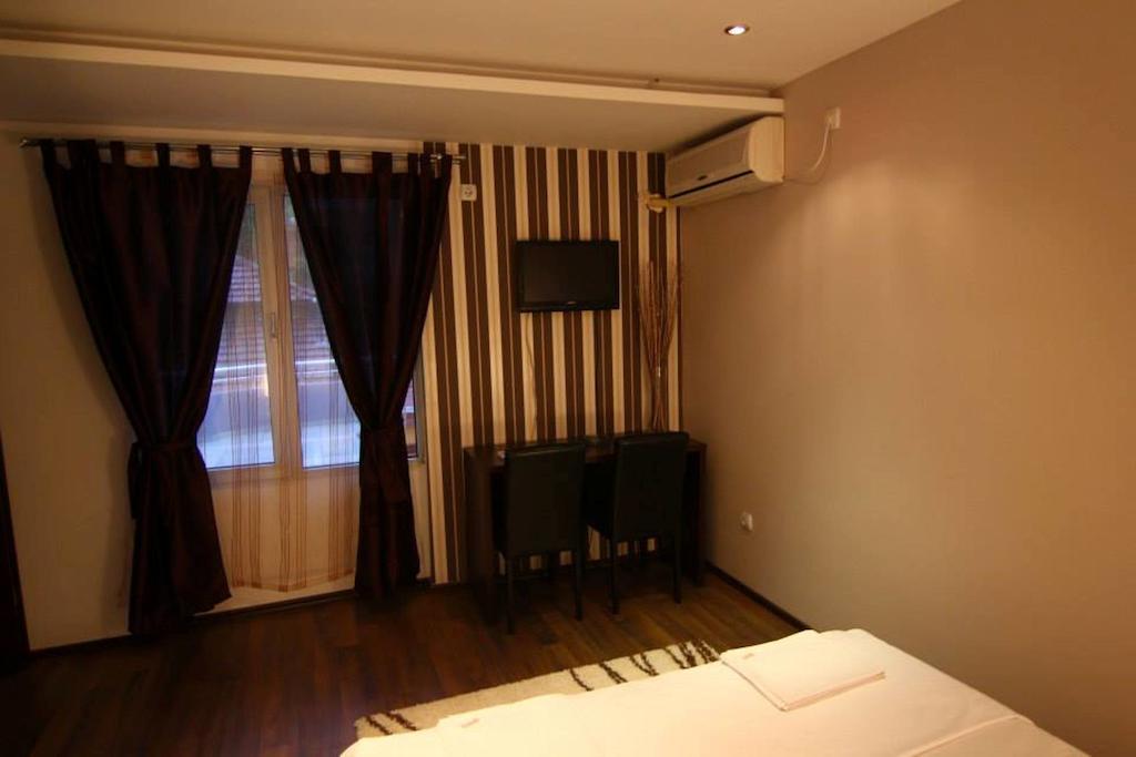 Lira Inn Ni Zimmer foto